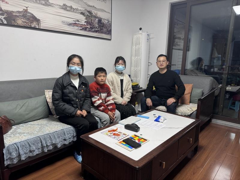 一10实地家访照2.JPG 一10实地家访照2.JPG